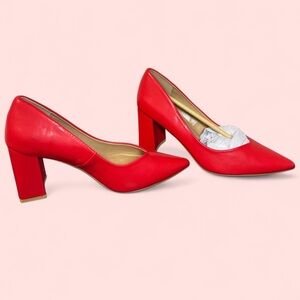New size 7.5 red pumps